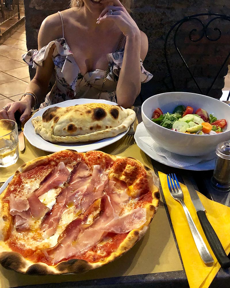 pizza san gimignano tuscany italy