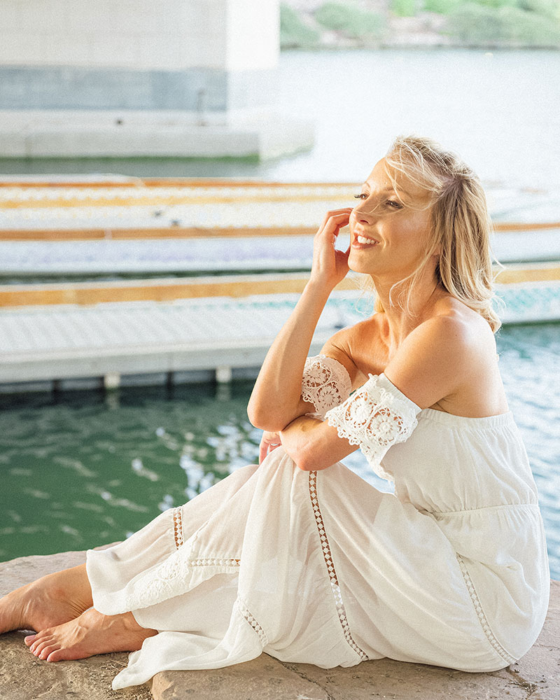 dewy makeup look blonde