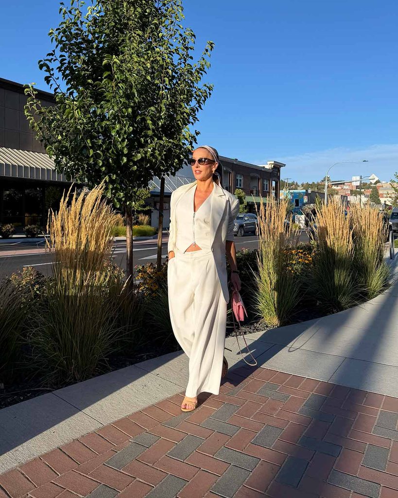 wiskii active matching blazer and pants set in ivory worn by Eve Dawes