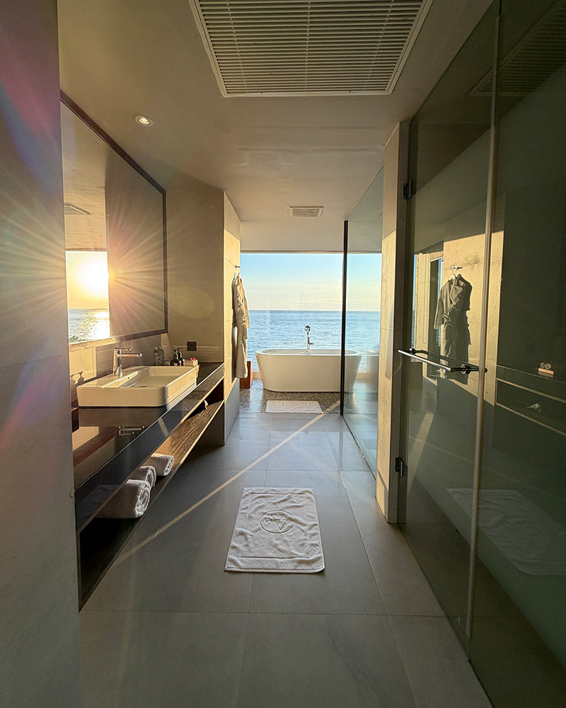 katamaran hotel resort lombok premier king ocean view bathroom