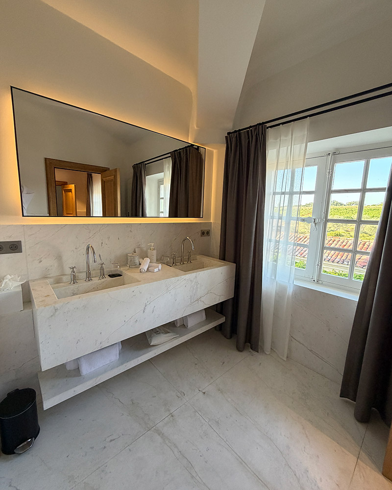 luxury hotel provence Château de la Gaude bathroom